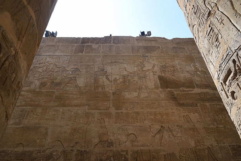 34 MAK_6191.jpg - Le colonne e le pareti sono decorate con rilievi colorati che narrano le imprese militari dei faraoni Seti I (1306-1209 a.C.) e di suo figlio Ramses II (1290-1224 a.C.).